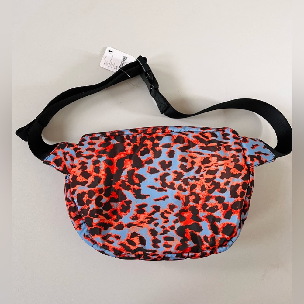 ▪️NWT FREE PEOPLE Quilted Print Sling Bag in Sci Fi Animal - Picture 4 of 7